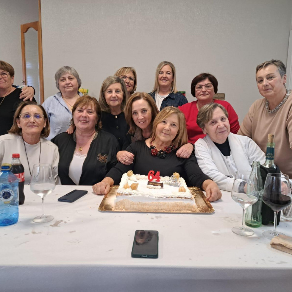 María Antelo celebró por todo lo alto su 64 cumpleaños con sus amigos de Paiosaco