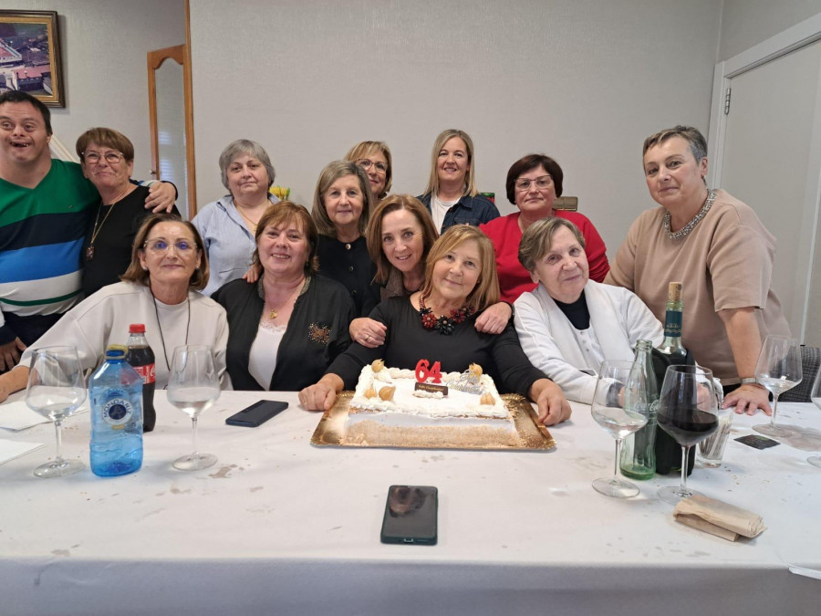 María Antelo celebró por todo lo alto su 64 cumpleaños con sus amigos de Paiosaco