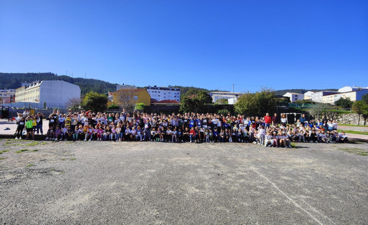 El alumnado del CEIP Plurilingüe Vila de Cee participa en una carrera contra la leucemia infantil