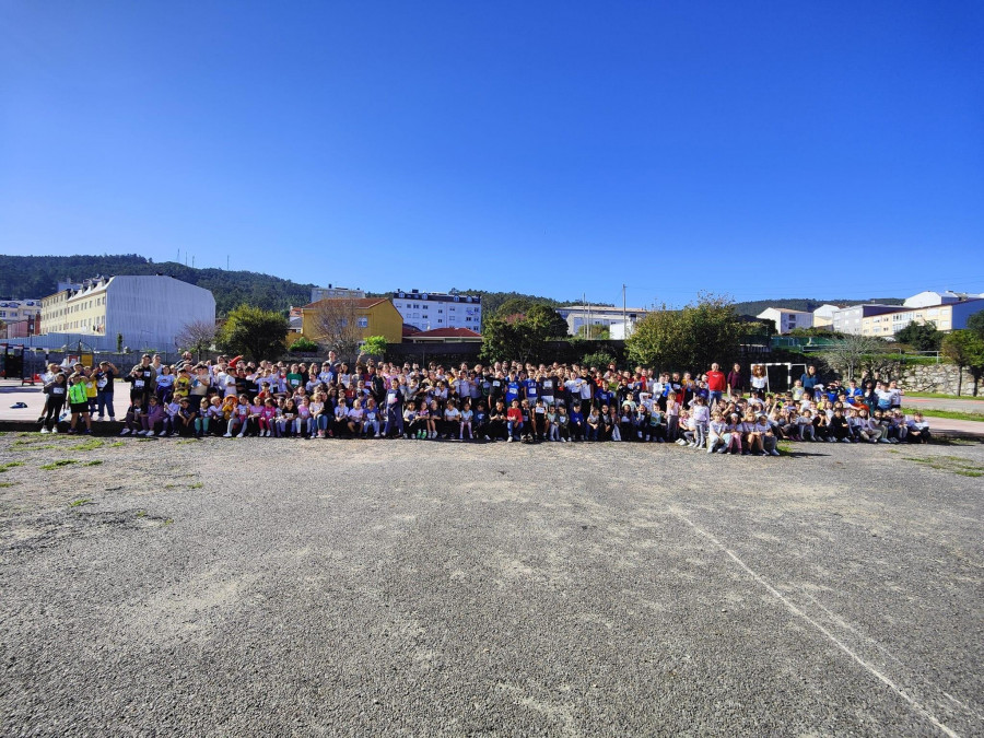 El alumnado del CEIP Plurilingüe Vila de Cee participa en una carrera contra la leucemia infantil