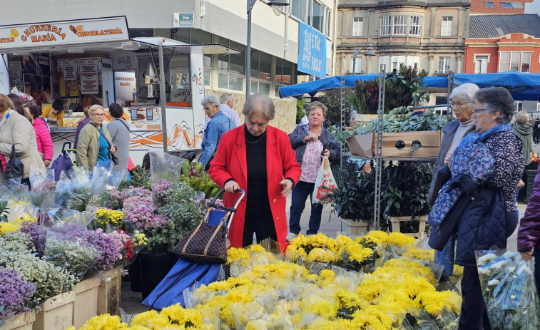 Las flores, protagonistas en la feria de Carballo