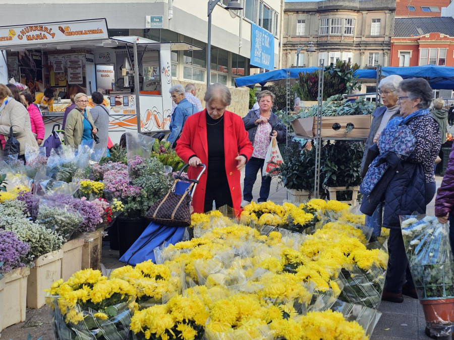 Las flores, protagonistas en la feria de Carballo