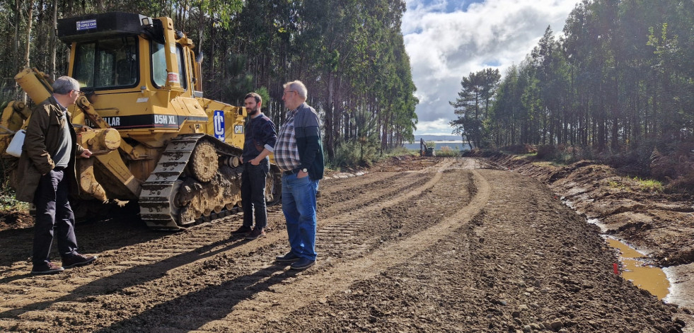 En marcha las obras para habilitar el acceso norte del polígono industrial de Carballo