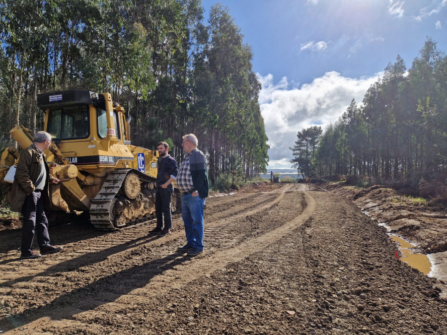 En marcha las obras para habilitar el acceso norte del polígono industrial de Carballo