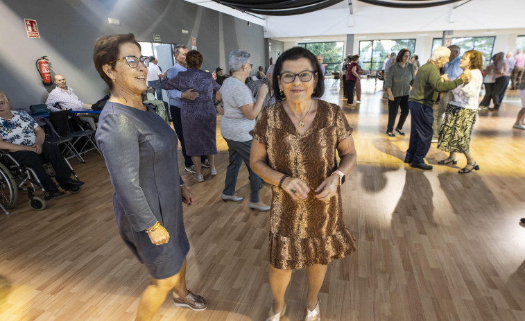 Animado baile de mayores en el mercado de Carballo