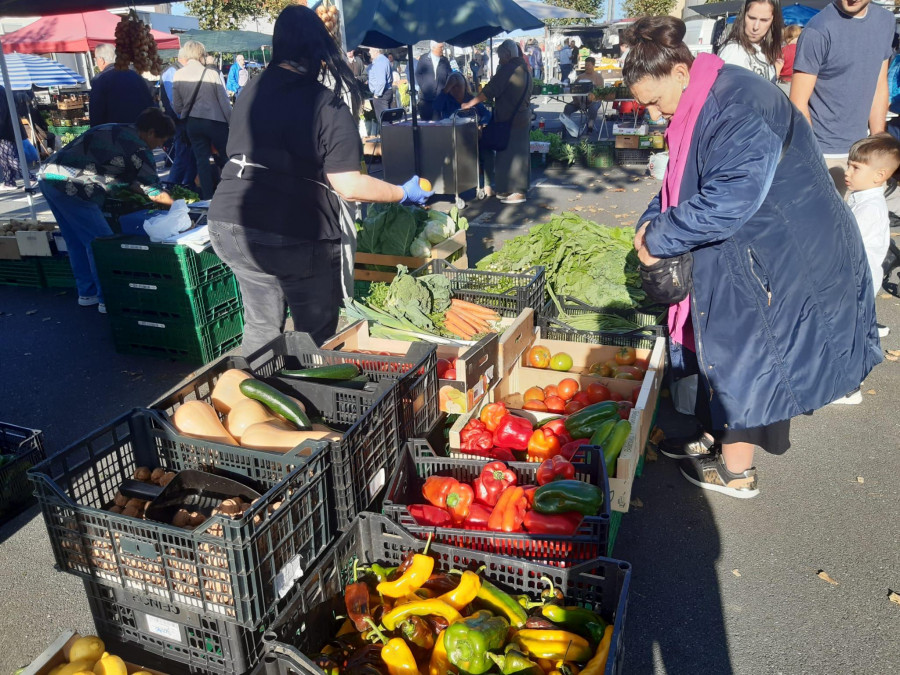 La jornada veraniega anima las ferias de Paiosaco y Cee