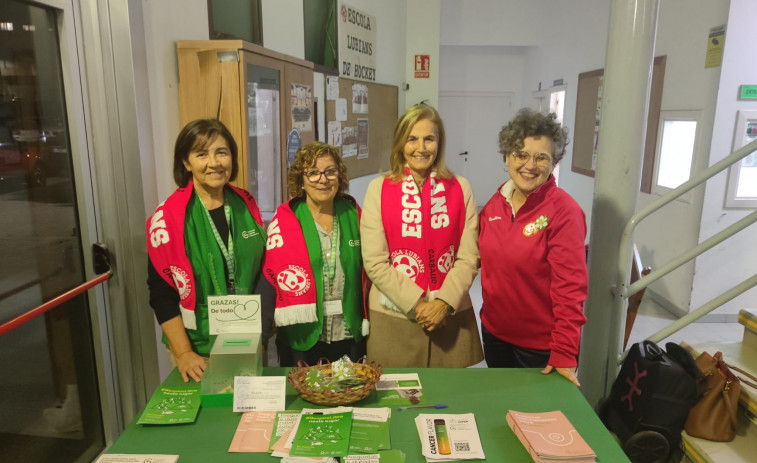 La asociación contra el cáncer en Carballo, con el hockey