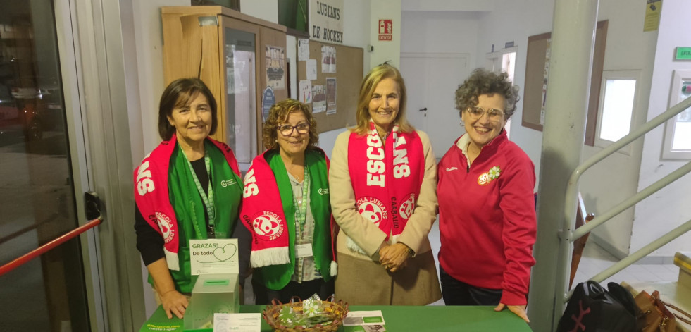 La asociación contra el cáncer en Carballo, con el hockey