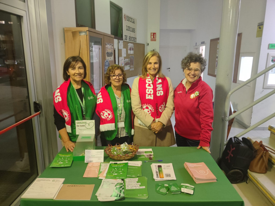 La asociación contra el cáncer en Carballo, con el hockey