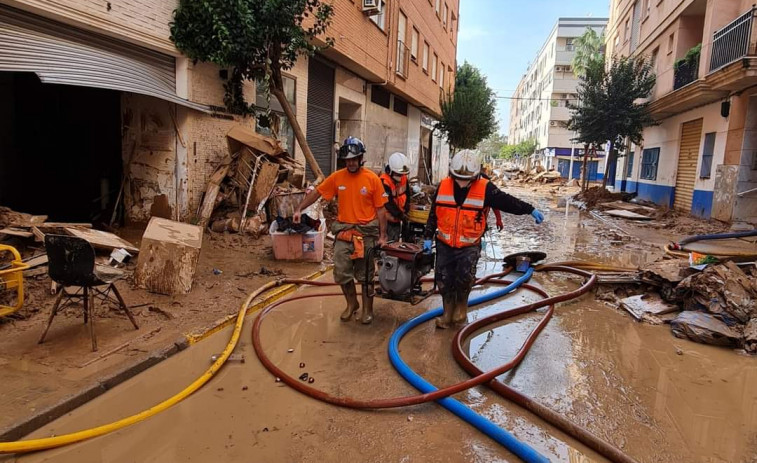 Los voluntarios de la Costa da Morte ya trabajan sobre el terreno en las zonas valencianas de Catarroja y Massanassa