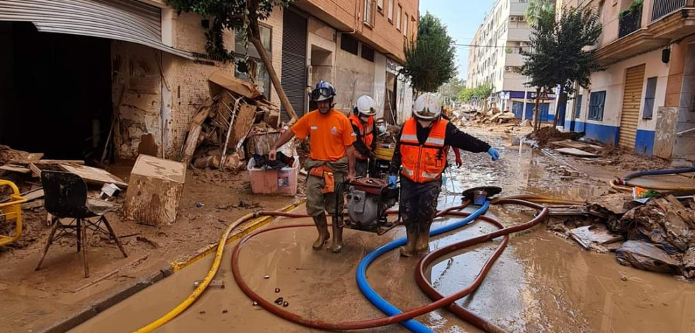 Los voluntarios de la Costa da Morte ya trabajan sobre el terreno en las zonas valencianas de Catarroja y Massanassa