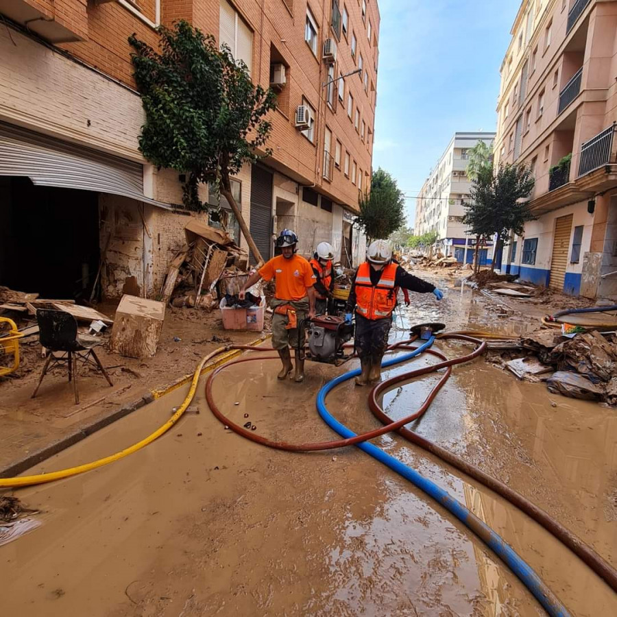 Los voluntarios de la Costa da Morte ya trabajan sobre el terreno en las zonas valencianas de Catarroja y Massanassa