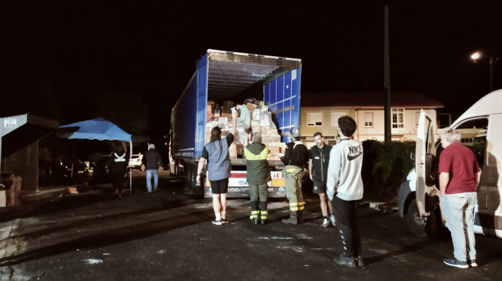 Parten dos camiones de ayuda desde Berdoias y se prepara un tercero