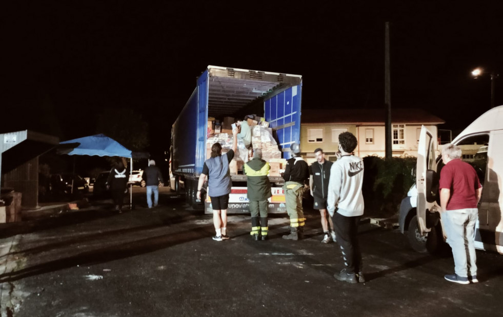 Parten dos camiones de ayuda desde Berdoias y se prepara un tercero