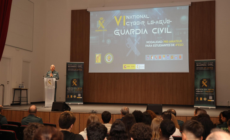 La Guardia Civil presenta en el IES Alfredo Brañas de Carballo su VI Ciberliga