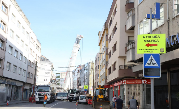 Expectación en Carballo por la instalación de una gran grúa para desmantelar el puente de A Casilla