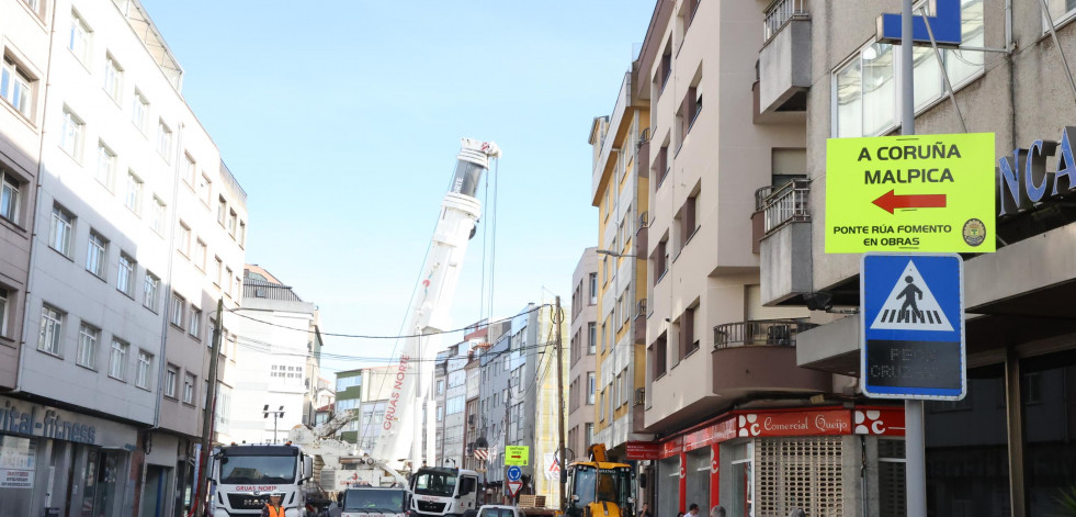 Expectación en Carballo por la instalación de una gran grúa para desmantelar el puente de A Casilla