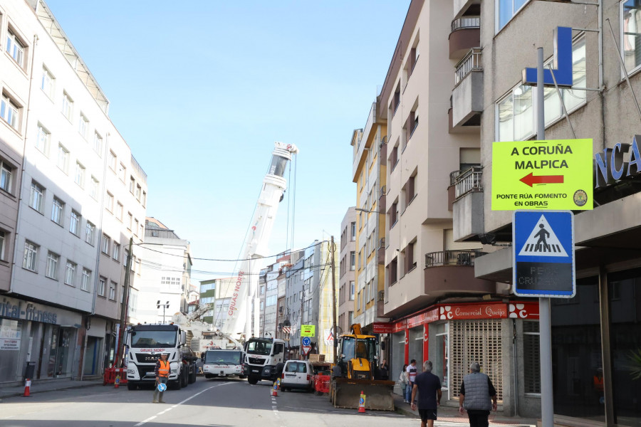 Expectación en Carballo por la instalación de una gran grúa para desmantelar el puente de A Casilla