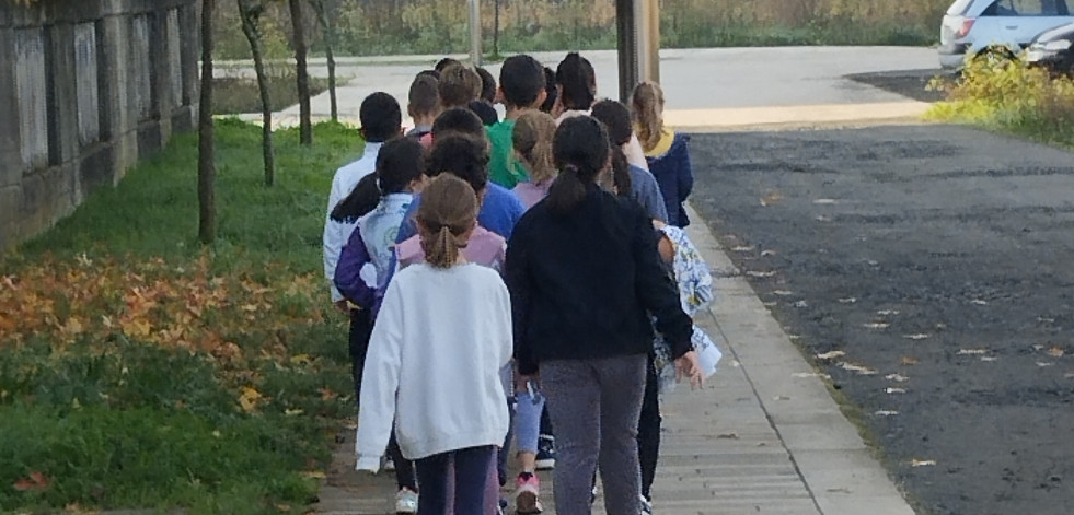 El CEIP A Cristina de Carballo fomenta los hábitos saludables caminando una milla al día