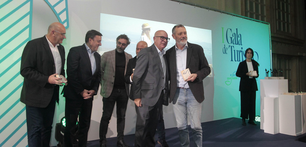 Los hoteles Balarés y Bela Fisterra reciben el I Premio  de Turismo de la Diputación