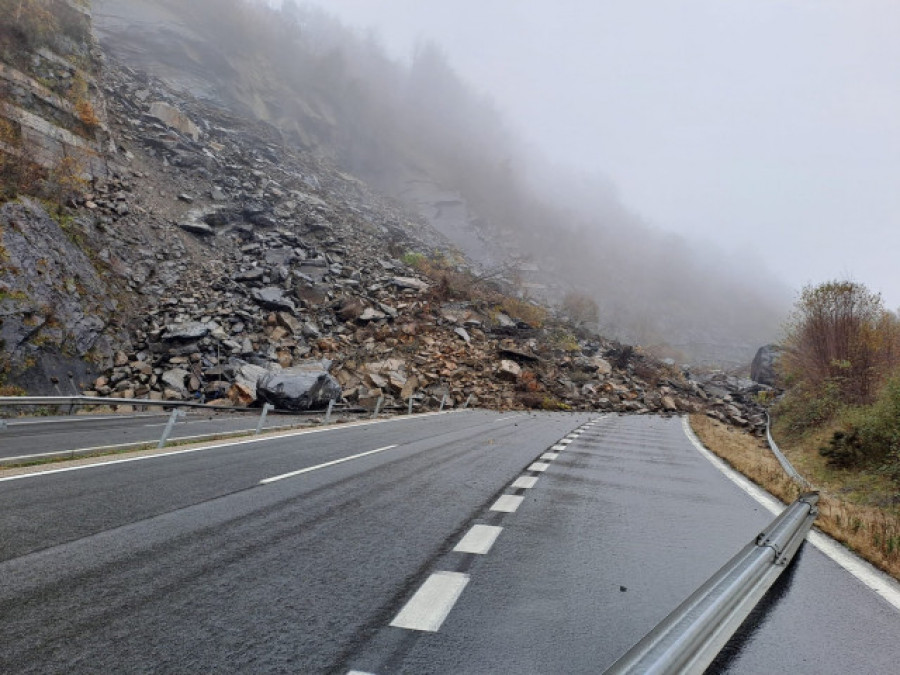 Evacúan 145 turismos, 14 camiones y dos autobuses que quedaron atrapados en la AP-66 en Asturias por un desprendimiento