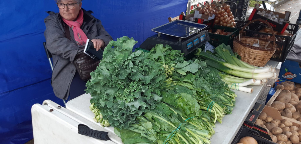 Los precios de los productos de temporada se estabilizan en las ferias de Carballo y Cee