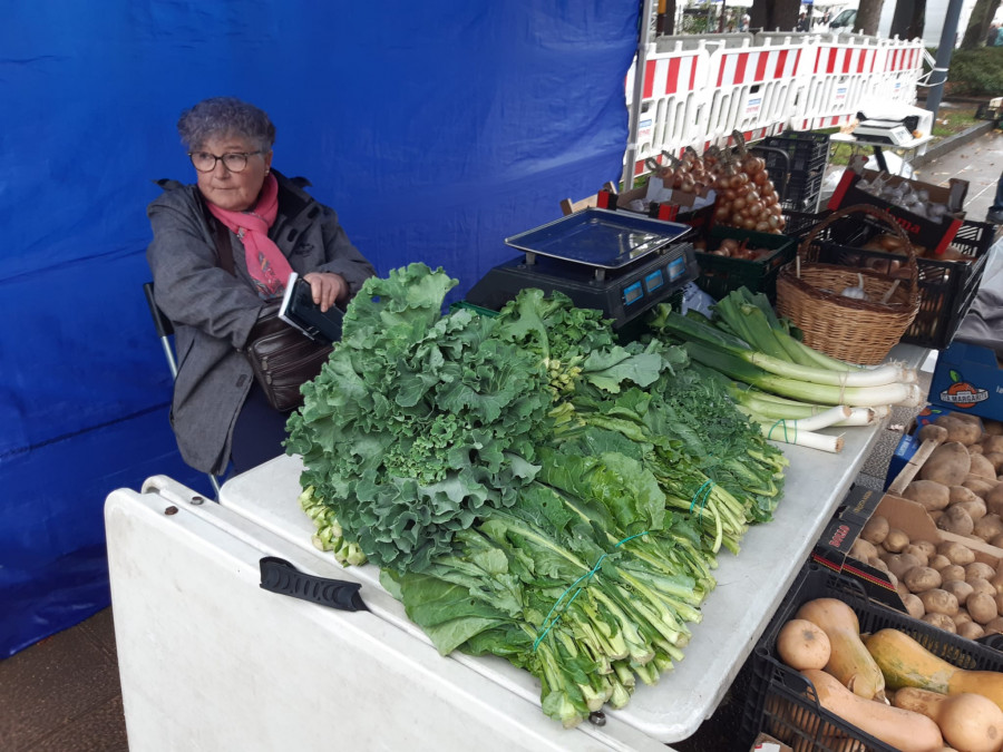 Los precios de los productos de temporada se estabilizan en las ferias de Carballo y Cee