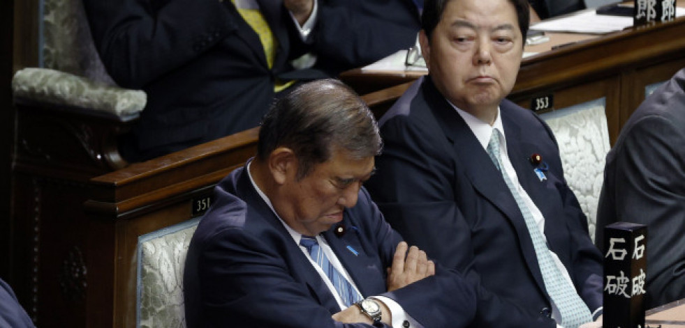 El primer ministro de Japón se queda dormido mientras votaban su reelección