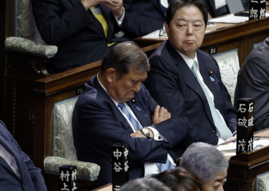 El primer ministro de Japón se queda dormido mientras votaban su reelección