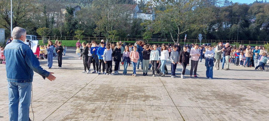 Las peonzas "bailan" en Baio por el San Martiño