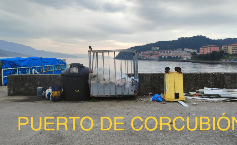 La plataforma Porto Si, Mortos Non denuncia un vertido de aceite y gasoil en el puerto de Corcubión