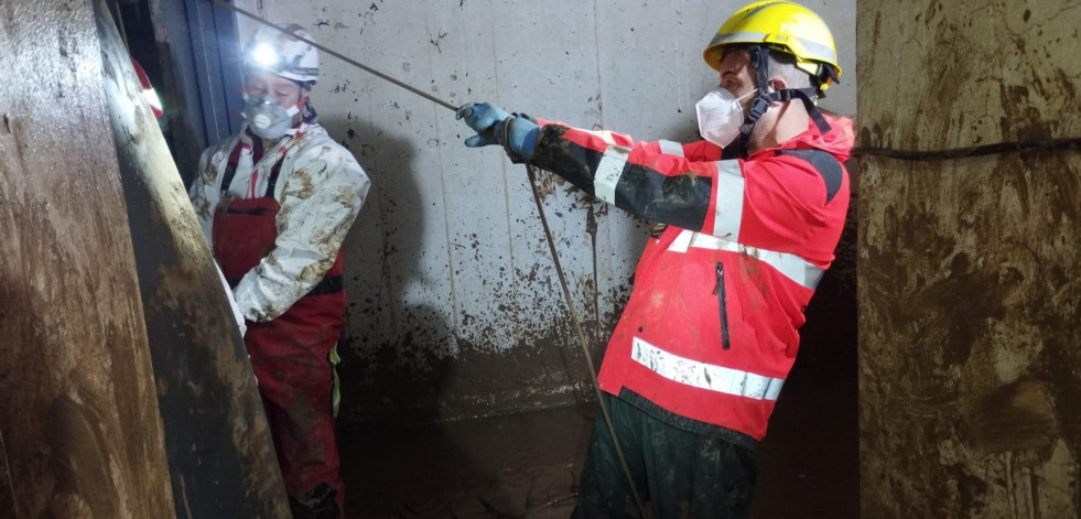 Bomberos de Carballo contribuyen a las tareas de limpieza y salvamento en Paioporta y Picanya