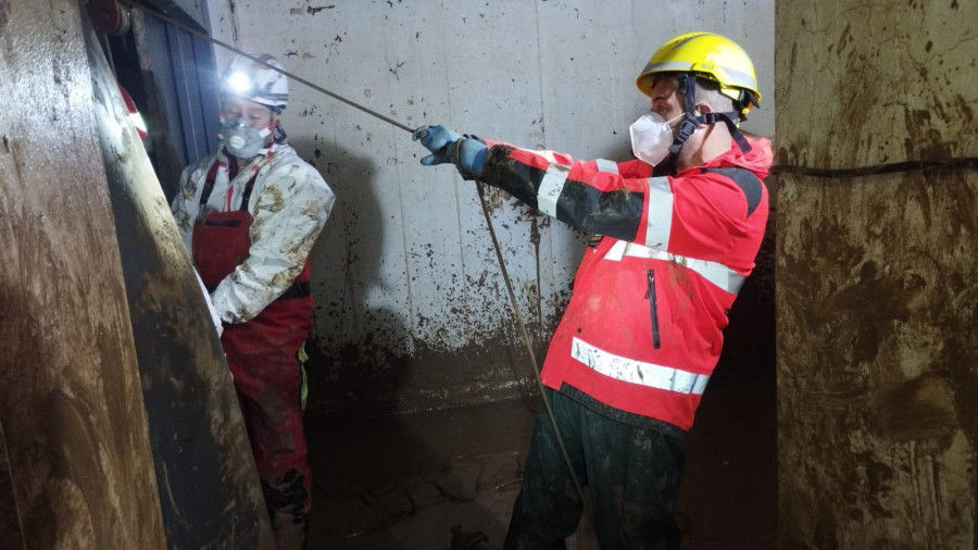 Bomberos de Carballo contribuyen a las tareas de limpieza y salvamento en Paioporta y Picanya