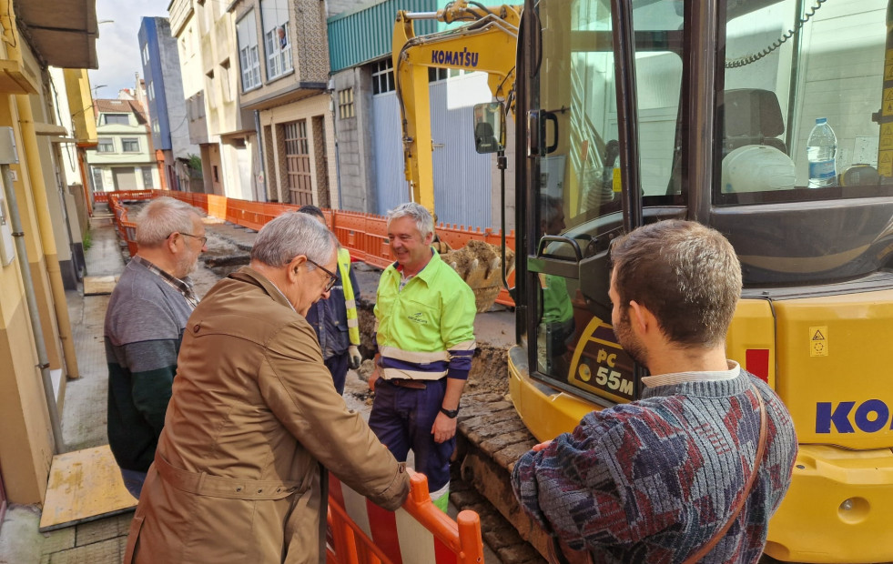 Los trabajos de reurbanización de la calle Portugal carballesa avanzan a buen ritmo