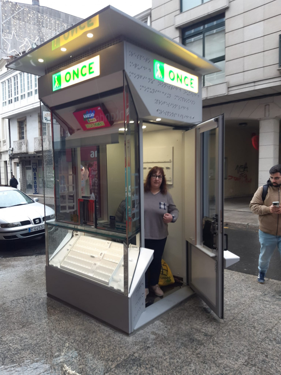 La ONCE renueva la cabina de la céntrica calle Camiño Novo de Carballo