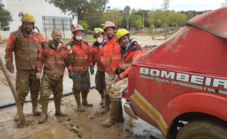 Los bomberos del Consorcio, entre ellos dos de Carballo, regresan hoy de Valencia