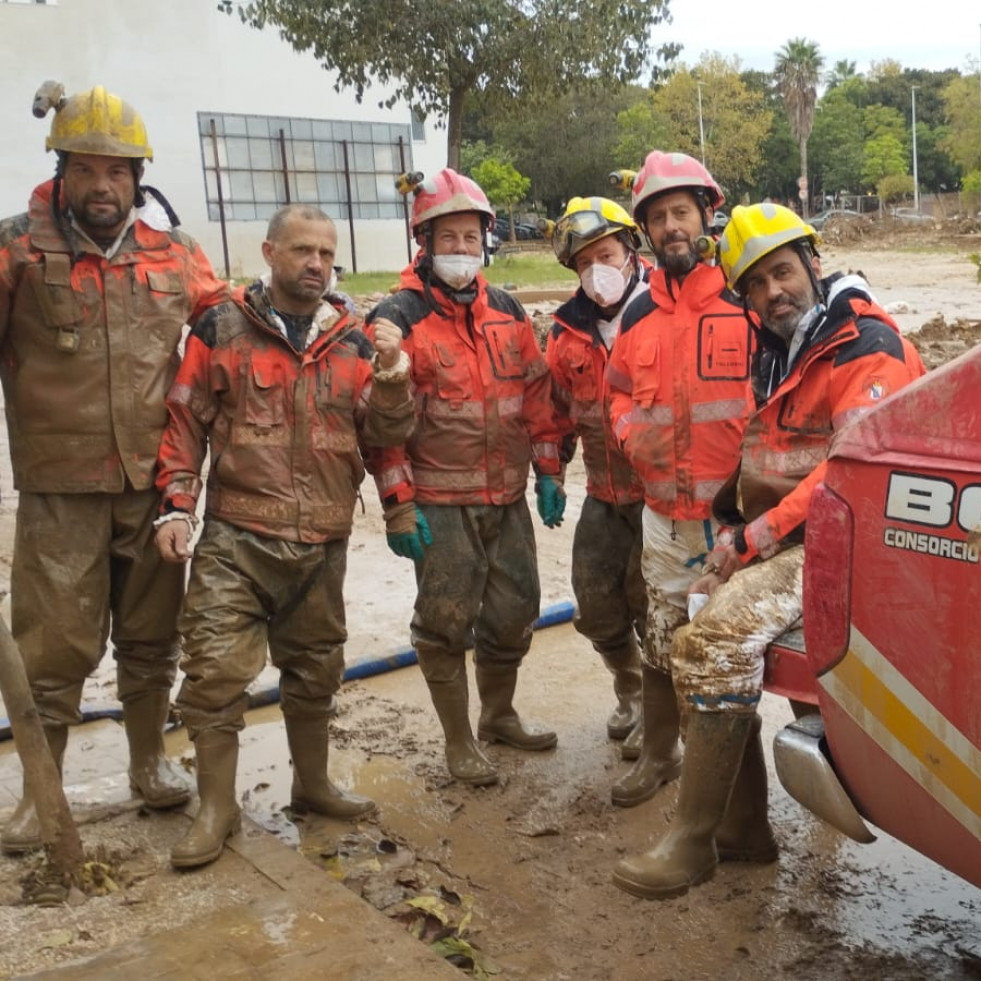 Los bomberos del Consorcio, entre ellos dos de Carballo, regresan hoy de Valencia