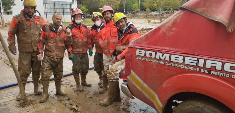 Los bomberos del Consorcio, entre ellos dos de Carballo, regresan hoy de Valencia