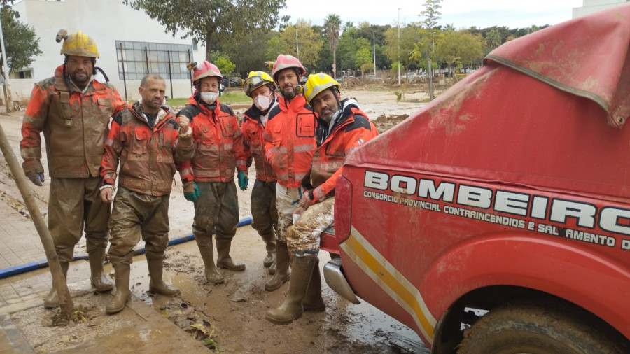 Los bomberos del Consorcio, entre ellos dos de Carballo, regresan hoy de Valencia