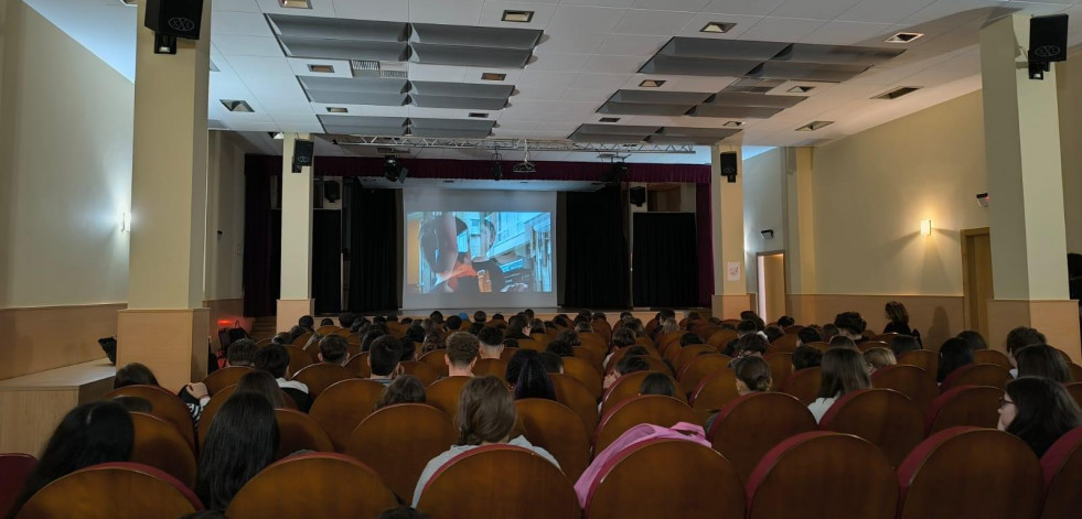 El alumnado del IES Agra de Leborís disfrutó del documental ‘Bravú XXX’ de Xurxo Souto