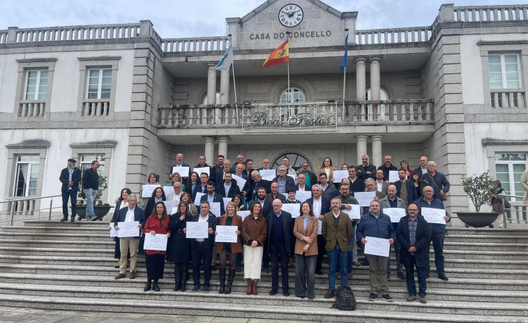 Carballo recibe la mayor distinción del certamen Vilas en Flor, que también premia a A Laracha, Coristanco, Vimianzo y Ponteceso