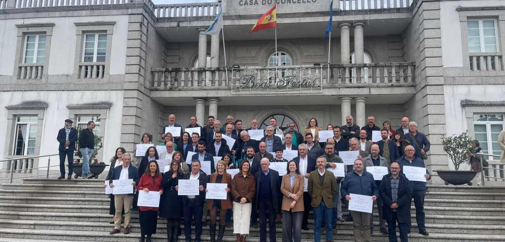 Carballo recibe la mayor distinción del certamen Vilas en Flor, que también premia a A Laracha, Coristanco, Vimianzo y Ponteceso