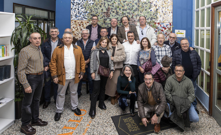 Reencuentro de exalumnos del IES Alfredo Brañas de Carballo casi 50 años después