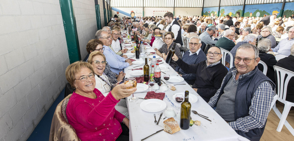 El pabellón del San Luis Romero se quedó pequeño para la comida de los pensionistas de Sofán