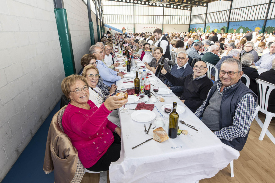 El pabellón del San Luis Romero se quedó pequeño para la comida de los pensionistas de Sofán