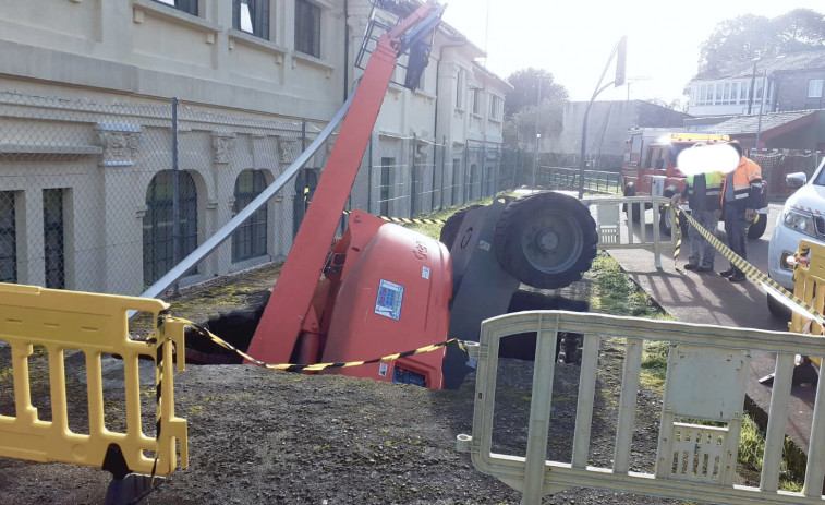 Herido un trabajador que cayó de un elevador en Corcubión al ceder el firme con el peso de la máquina