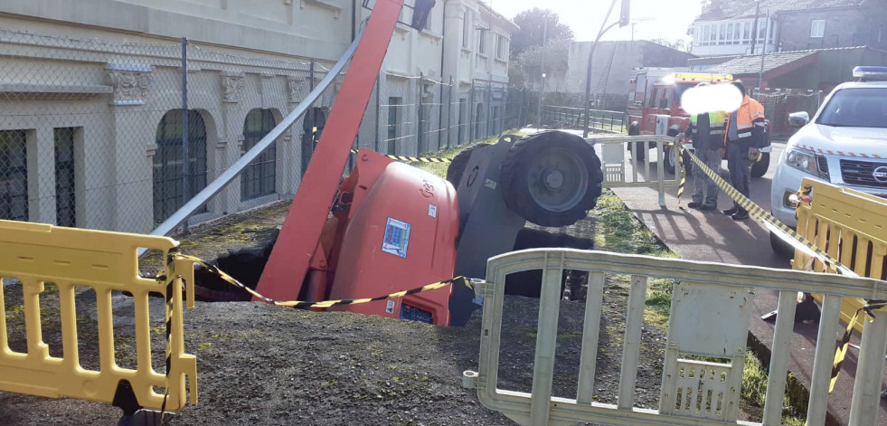 Herido un trabajador que cayó de un elevador en Corcubión al ceder el firme con el peso de la máquina