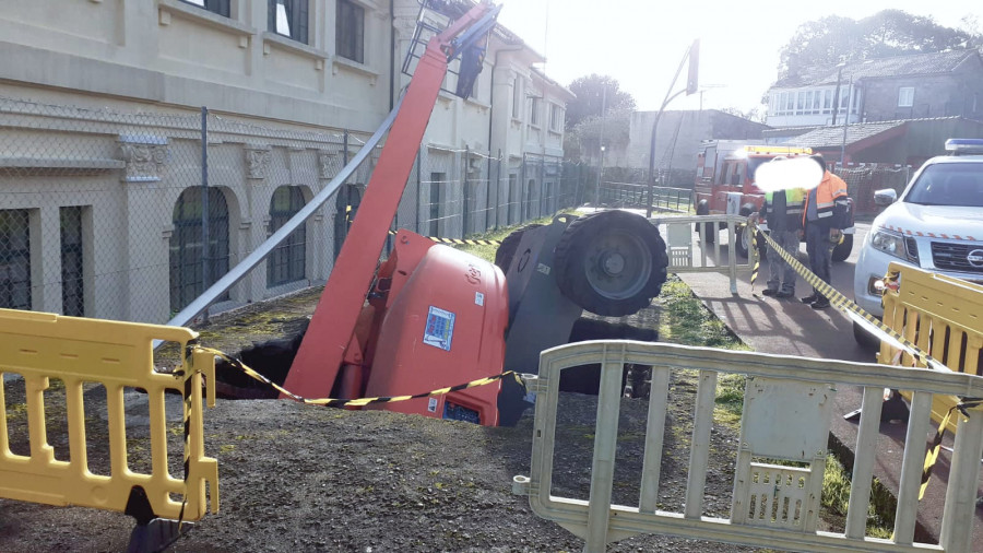 Herido un trabajador que cayó de un elevador en Corcubión al ceder el firme con el peso de la máquina