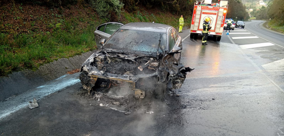 Arde un vehículo en Ordes, en la AC-523