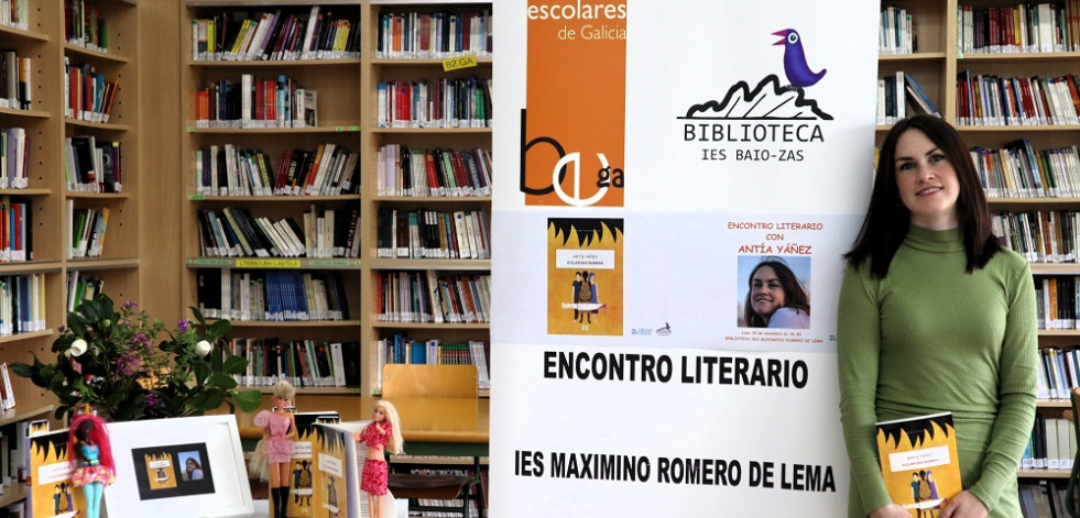 La escritora Antía Yáñez, en el club de lectura Baiolendo